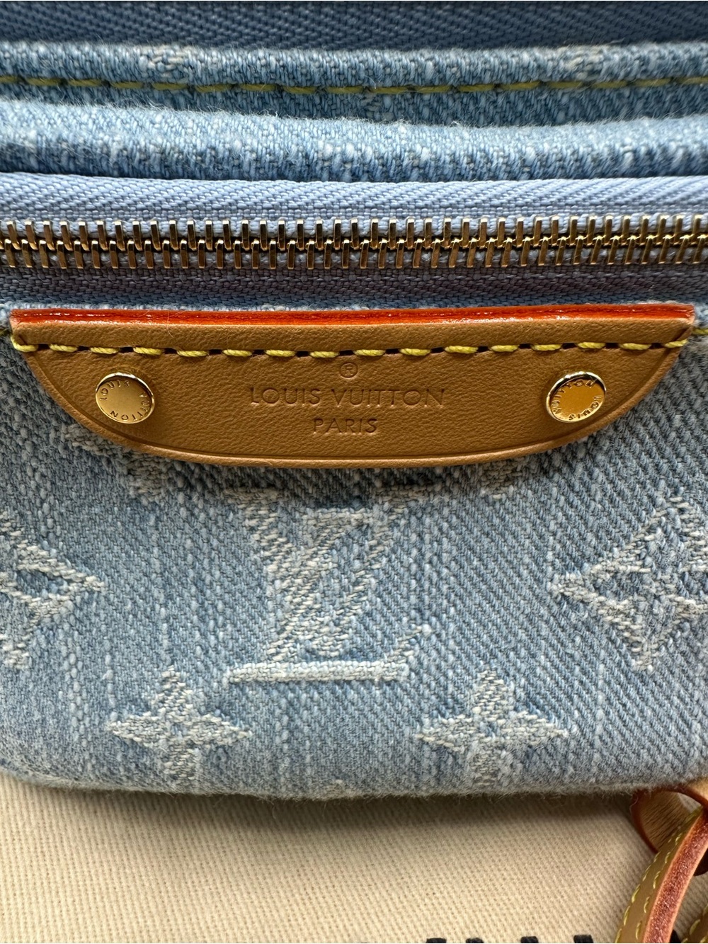 Louis Vuitton Denim mini bumbag - Picture 3 of 13